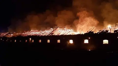 Płomienie objęły cały budynek, strażacy wodę do gaszenia musieli czerpać z pobliskiego stawu i rzeki
