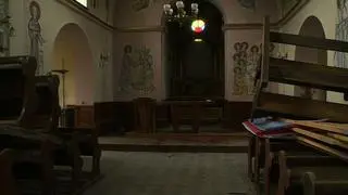 Sprawcy uszkodzili krzesła, ławy, ołtarz główny i boczny