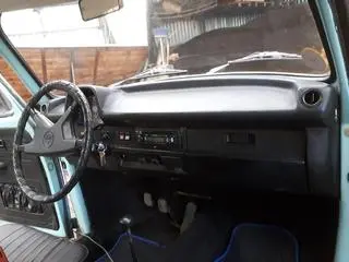 Auto ma oryginalne błękitne wnętrze