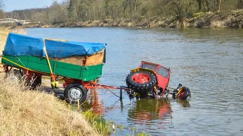 Traktor pod wodą. Zsunął się z promu