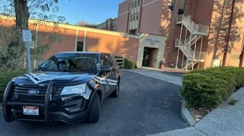 Studenci zadźgani nożem w swoich łóżkach. Zabójca nadal na wolności, policja ostrzega