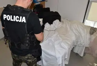 Policja odzyskała około 30 sukni