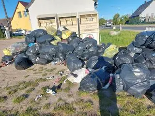Porzucił kilkadziesiąt worków z ubraniami, bo kontener był pełny