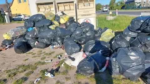 Porzucił kilkadziesiąt worków z ubraniami, bo kontener był pełny