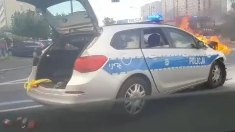 Jechali z zatrzymanym, mieli wypadek. Radiowóz stanął w ogniu