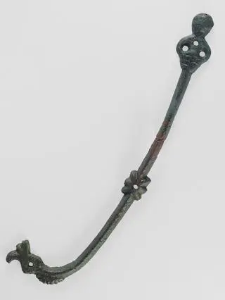 Ozdobne okucie pochwy zachodniosłowiańskiego noża z przełomu X i XI w. Ludzka i smocza postać mogą odnosić się do ówczesnych wierzeń i mitów