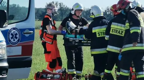 Lecieli paralotnią, nagle spadli z kilkudziesięciu metrów. Trafili do szpitali, "stan kobiety jest ciężki"