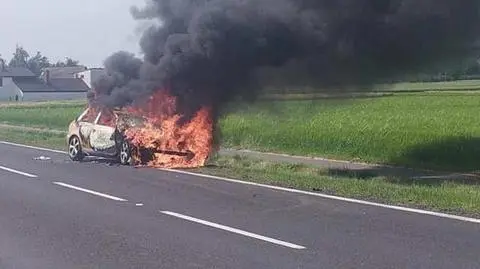 Uderzył w auto drogowców, kilkadziesiąt metrów dalej jego auto stanęło w płomieniach