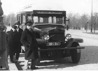 Autobus na Pradze z warszawskimi tablicami w 1926 r.