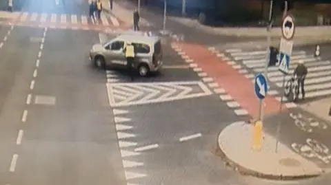 Potrącił policjanta i odjechał. Kierowca usłyszał zarzuty