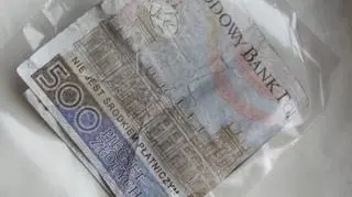 Chciał zapłacić za papierosy pamiątkowym banknotem