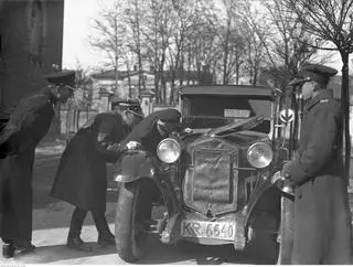 Przegląd techniczny samochodu podczas rejestracja aut w Krakowie na pl. Jabłonowskich w 1935 r.