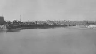 Zniszczony w czasie II wojny światowej port rzeczny na lewym brzegu Warty, w tle ruiny Cytadeli