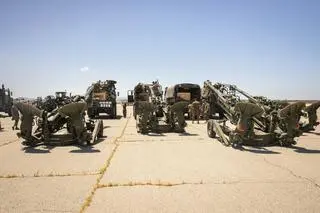 Amerykańscy marines przygotowują haubice dla ukraińskiej armii