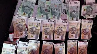 W trakcie przeszukania policjanci zabezpieczyli m.in. ponad 100 tys. zł w gotówce