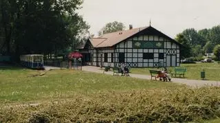 Stacja początkowa kolejki dziecięcej Maltanka nad jeziorem Maltańskim (1999 r.)