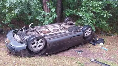 Po wypadku uciekli, w rozbitym aucie zostawili ranną koleżankę. "Kierowca usłyszał już zarzuty" 