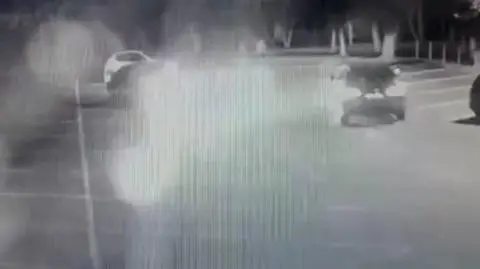 Wjechała w zaparkowane auto. Gdy zobaczyła swoje popisy w sieci, sama zgłosiła się na policję