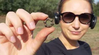 Jedna z uczestniczek prospekcji terenowej ze znalezionym przez siebie celtyckim knotenringiem