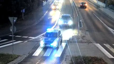 "Auto na awaryjkach jedzie, kobieta rodzi w środku"