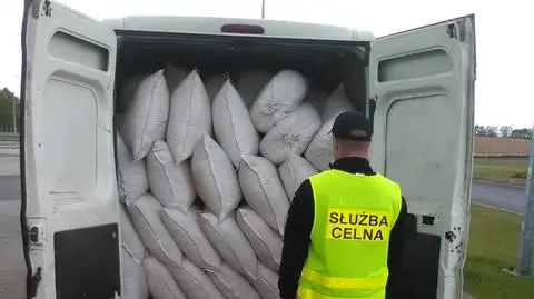 W środku znaleziono 140 worków z tytoniem