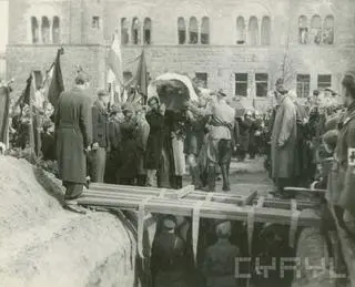 Pogrzeb na tymczasowym cmentarzu Bohaterów na placu Stalina