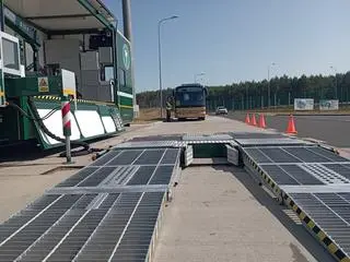 Wystrzał poduszki zawieszenia w autobusie. Dzieci miały jechać nim na wycieczkę