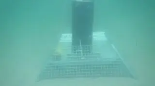 Rejestrator akustyczny z systemem kotwiczącym stojący na dnie