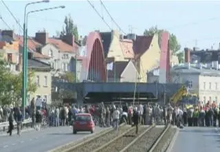 360 ton w powietrzu. Przenieśli most, szkoda go było na żyletki