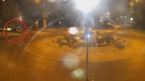 Jeździł w kółko na rondzie. Połamał znaki, wylądował w krzakach