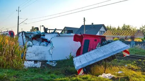Pociąg osobowy uderzył na przejeździe w ciężarówkę