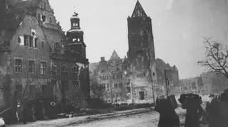 Aula Uniwersytecka i Zamek Cesarski w 1945 roku