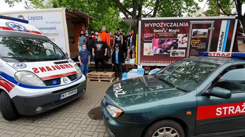 Strażacy z OSP z życzeniami dla pielęgniarek