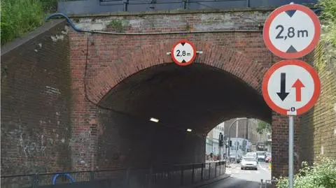 Umocnili 150-letni wiadukt zwykłą cegłą klinkierową i kostkami granitowymi. "Aż oczy bolą" 