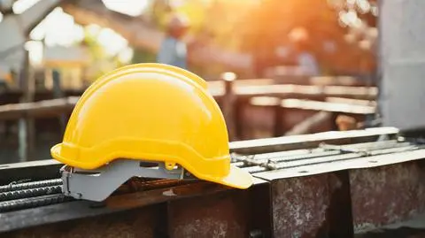 Wypadek na budowie osiedla w Pile. Mężczyzna spadł z dachu
