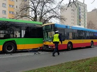 Autobus wbił się w tył drugiego