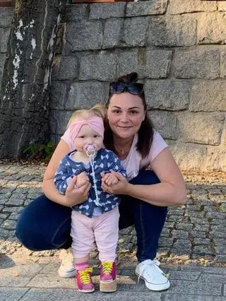 Starsza sierżant Magdalena Szustakowska z córeczką