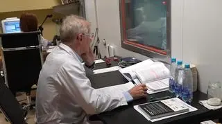 Prof. Jan Chmura obserwuje zawodników poddanych symulacji