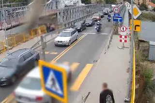 Funkcjonariusze pilotowali auto przez zatłoczoną ulicę