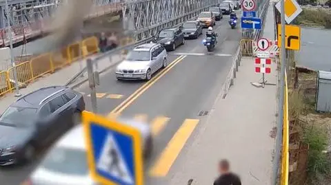 Auto, wiozące 80-latkę do szpitala, utknęło, w korku. Pomogli policjanci na motocyklach