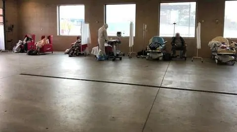 Pacjenci w hali dla karetek