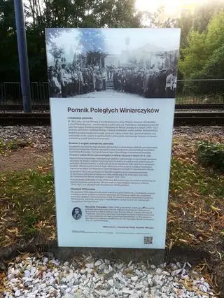 Podobna tablica przypomina o Pomniku Poległych Winiarczyków