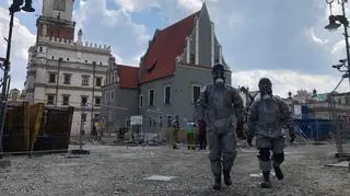 Strażacy z jednostki chemicznej w drodze do podziemnego pomieszczenia