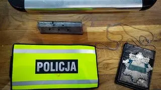 Przy zatrzymanych zabezpieczono m.in. opaskę z napisem "policja" i fałszywą legitymację