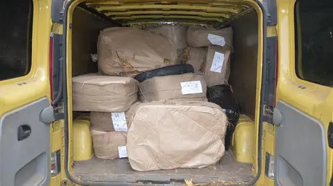 Znaleźli w lesie porzucone auto. Nie było puste