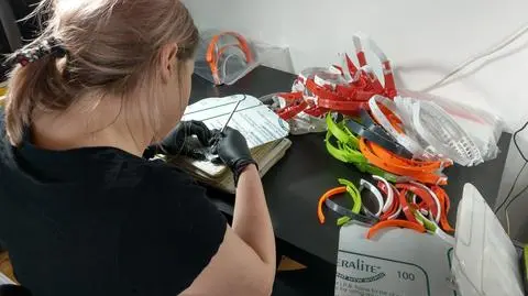 Przyłbice są drukowane przez drukarki 3D