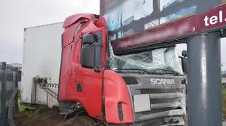 Ciężarówka wypadła z drogi i uderzyła w billboard