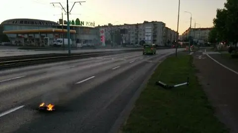 Najpierw był dym, po chwili pojawił się ogień. Strażacy gasili płonącą hulajnogę