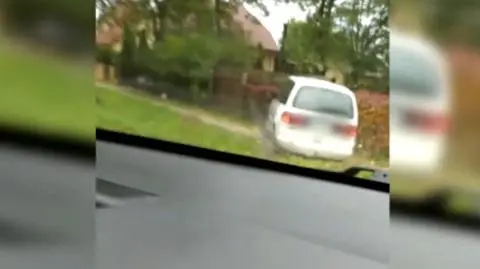 Wypadł z drogi, uderzył w ogrodzenie. Finał pościgu za pijanym kierowcą