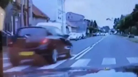 Wyprzedzał na pasach. Nie wiedział, że to radiowóz